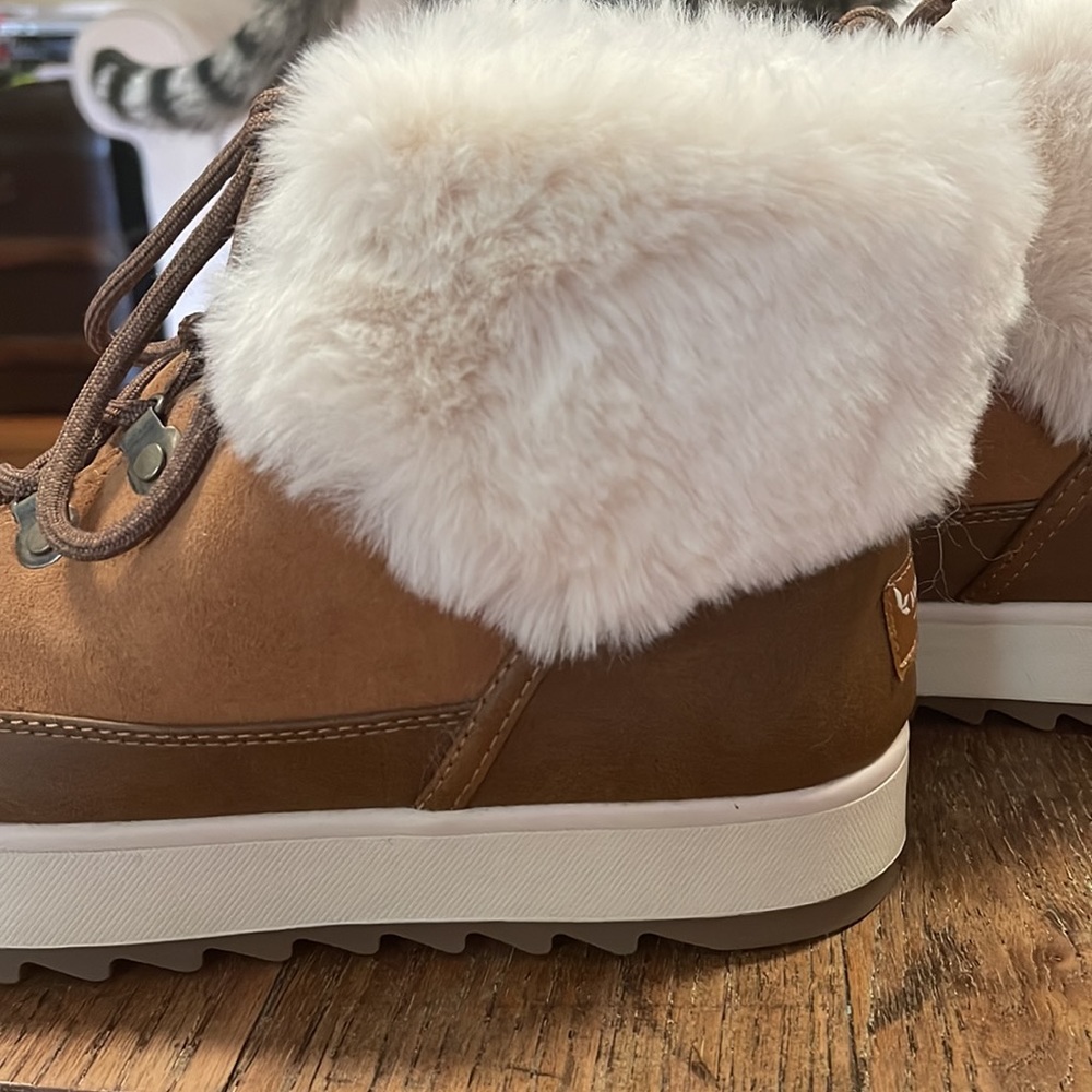 Koolaburra Tynlee Lace-Up Winter Boots for Outside Walking Boots Trendy - Picture 2 of 11